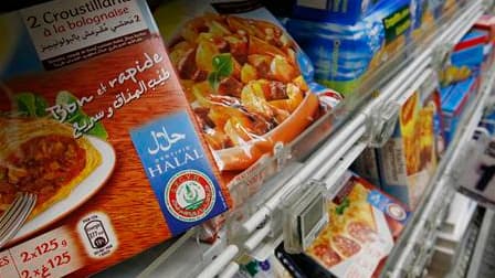 Des produits halal dans le rayon d'un supermarché de Nantes. Le groupe Nestlé a suspendu la production de viande halal de la marque Herta en France en raison de suspicions sur ses produits. /Photo d'archives/REUTERS/Stéphane Mahé