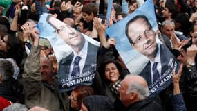 Partisans de François Hollande à Tulle. Dimanche soir, c'est devant des milliers de personnes rassemblées sur le parvis de la cathédrale, rénovée quand il était maire de la ville, que François Hollande a fait sa première déclaration de deuxième président