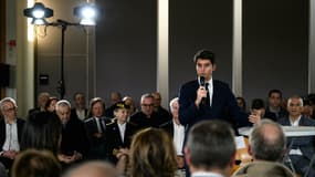 Le Premier ministre Gabriel Attal lors d'un débat avec des maires et des habitants du département du Rhône, à Saint-Laurent d'Agny, le 20 janvier 2024.