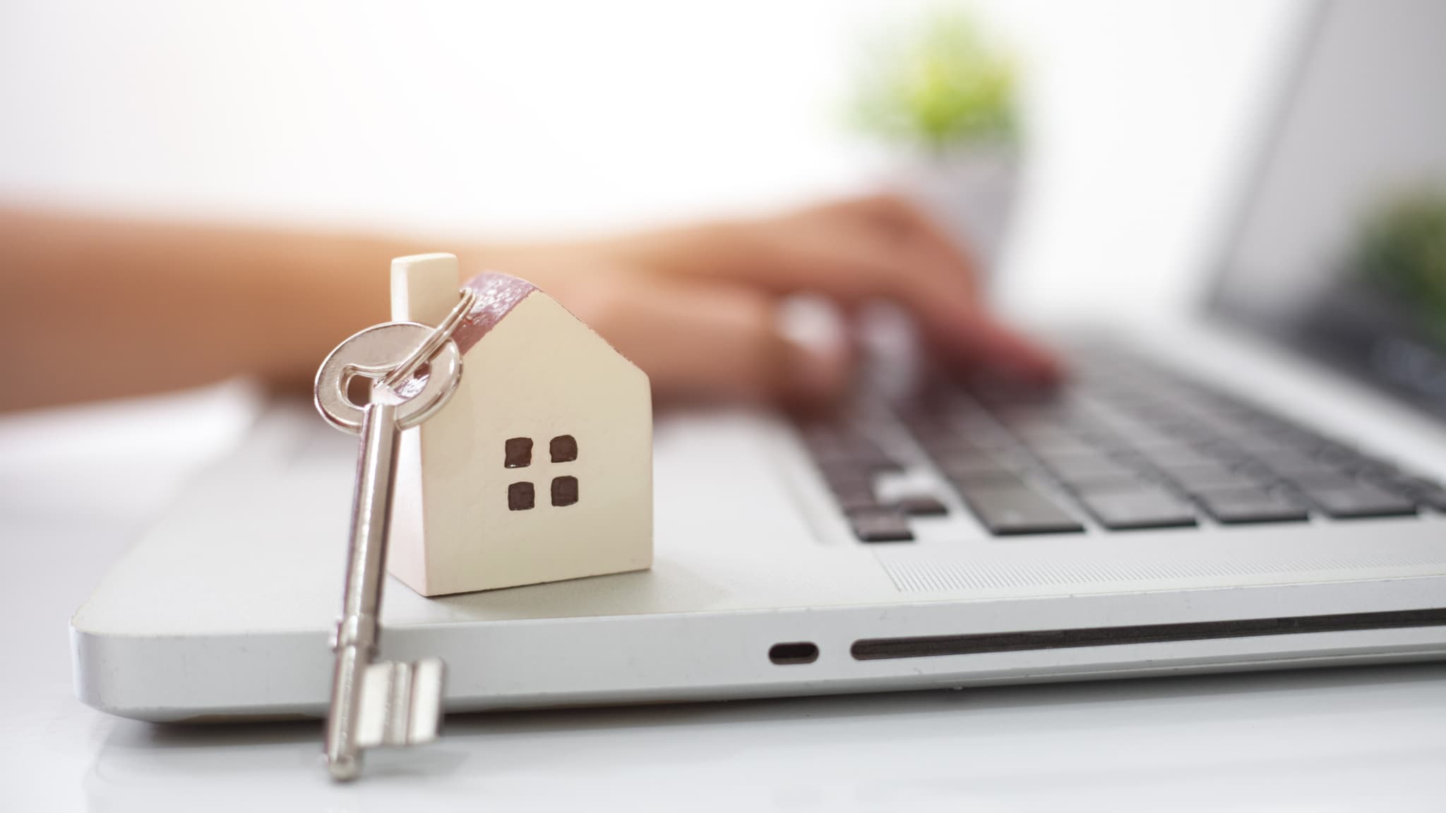 LES TAUX D'EMPRUNT EN HAUSSE, AVEC UN MARCHÉ DU CRÉDIT IMMOBILIER SOUS LA MENACE DE L'INCERTITUDE ÉCONOMIQUE