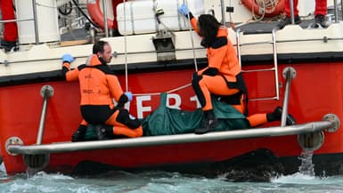 Des plongeurs remontent un corps retrouvé dans l'épave du voilier coulé en Sicile, le 21 août 2024