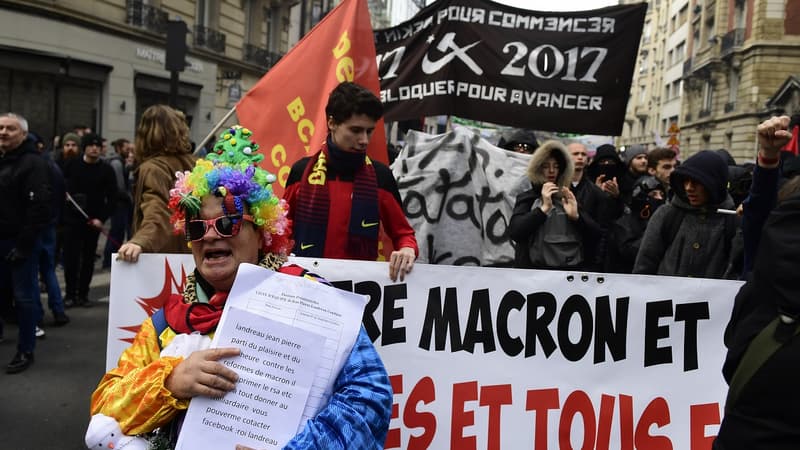 Une marche sur l'Élysée réunit plusieurs centaines de manifestants