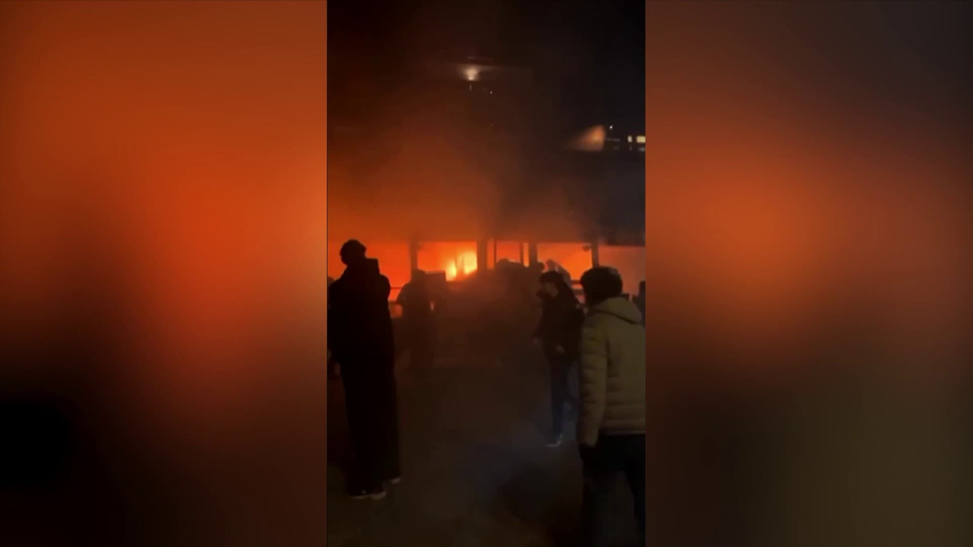 Le bar Le Constellation en feu à Crans-Montana le 1er janvier 2026.