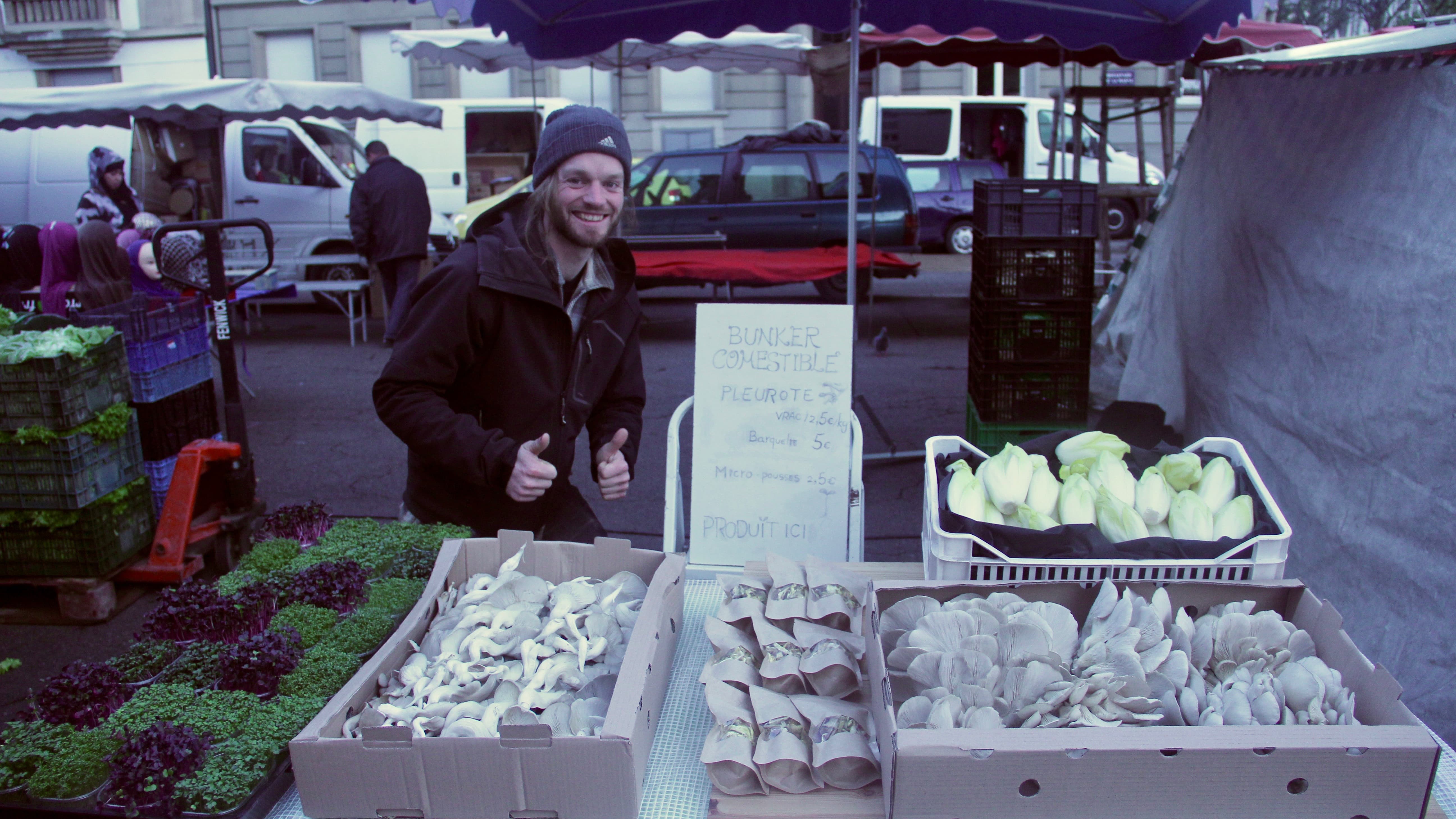Jean-Noël Gertz, le co-fondateur de la Caverne et du bunker comestible à Strasbourg vend une partie de sa production sur les marchés. Jean-Noël Gertz, le co-fondateur de la Caverne et du bunker comestible à Strasbourg vend une partie de sa production sur les marchés.