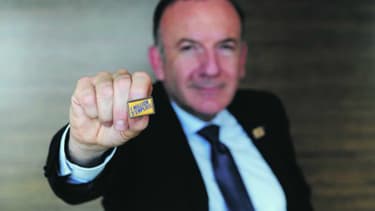 Pierre Gattaz, le patron du Medef se sert de pin's pour faire passer les messages de son syndicat.
