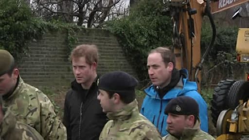 Les princes Harry et William, mettent brièvement la main à la pâte pour venir en aide au britanniques touchés par les inondations..