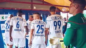 Maillot floqué "Ineos", les joueurs de Lausanne attendent d'entrer sur le terrain