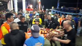 Les secouristes viennent en aide aux naufragés du Phoenix, à Phuket, en Thaïlande. 