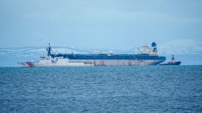 Un navire de la garde côtière américaine escorte le pétrolier Marinera le 14 janvier 2026 à Burghead, en Écosse, le pétrolier battant pavillon russe a été saisi par les forces américaines le 7 janvier 2026, entre l'Islande et l'Écosse.