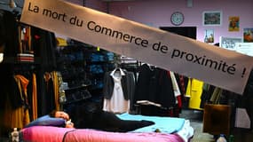 Une commerçante du Haut-Rhin en grève de la faim "porte le deuil" de sa boutique le 31 octobre 2020 à Blotzheim