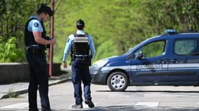 Des gendarmes bloquent une route à La Grande Combe après qu'un fidèle musulman a été tué à coups de couteau à l'intérieur de la mosquée, le 25 avril 2025 dans le Gard.
