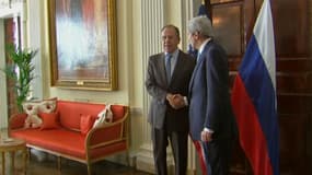 Sergueï Lavrov (g.) et John Kerry, les chefs de la diplomatie russe et américaine, vendredi 14 mars à Londres.