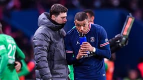 Mauricio Pochettino en discussion avec Kylian Mbappé, le 26 février 2022