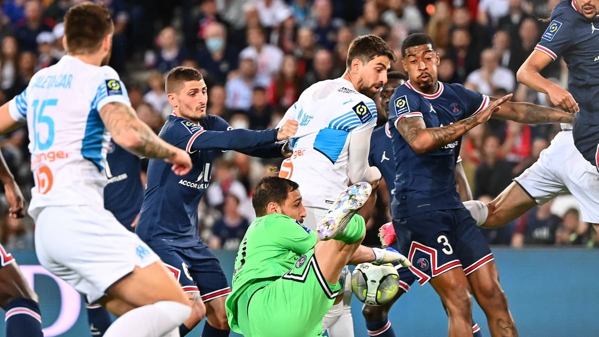 Donnarumma perd le ballon dans la confusion Donnarumma perd le ballon dans la confusion