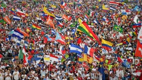 Des pèlerins applaudissent alors que le pape François arrive pour présider une veillée avec des jeunes au Campo San Juan Pablo II à Panama City, le 26 janvier 2019.