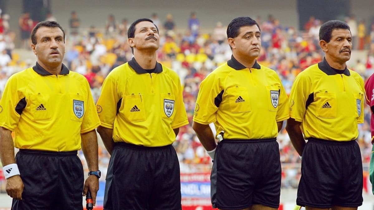Byron Moreno (deuxième en partant de la droite) lors de la Coupe du monde 2002