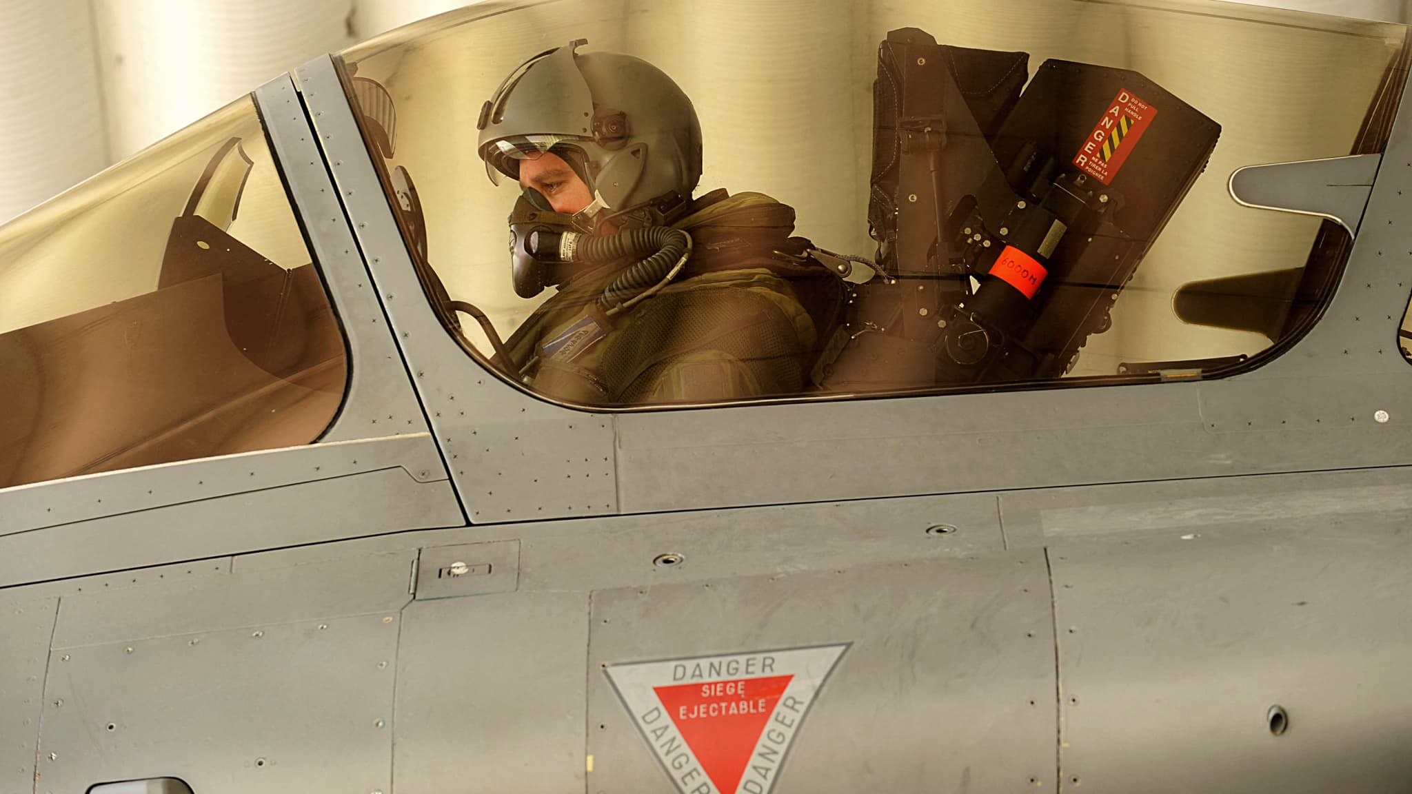 Sur le cockpit des avions de chasse, le triangle rouge pointé vers le bas prévient les pilotes à chaque départ en mission.