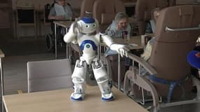 Zora, le robot qui fait danser les seniors en maison de retraite