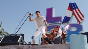 Les Red Hot Chili Peppers se produisent lors de la cérémonie de remise des Jeux olympiques de Los Angeles 28. 