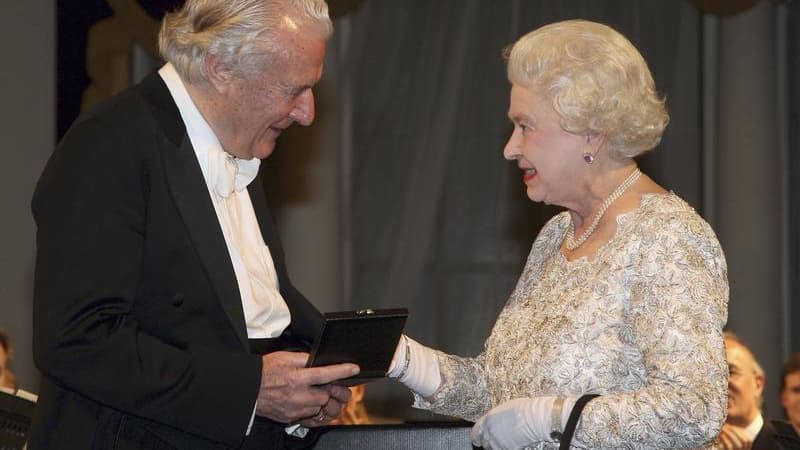 Le Britannique Colin Davis récompensé en 2009 d'une médaille par la Reine d'Angleterre Elisabeth II. L'emblématique chef d'orchestre du London Symphony Orchestra et de nombreuses autres formations en Europe et aux Etats-Unis est mort dimanche à l'âge de 8