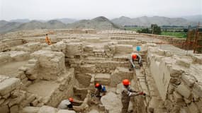 Des archéologues ont annoncé jeudi avoir mis au jour une vaste tombe impériale au Pérou, comportant des momies de femmes et qui jette une lumière nouvelle sur l'empire Wari, lequel dominait les Andes des siècles avant les Incas et dont on sait peu de chos