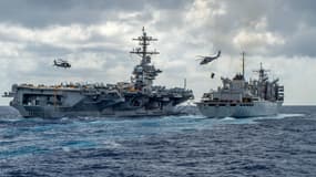 Cette photo publiée par la marine américaine le 8 mai 2019 montre le porte-avions de classe Nimitz USS Abraham Lincoln (CVN 72) effectuant un ravitaillement en mer avec le navire de soutien au combat rapide USNS Arctic (T-AOE 9).
