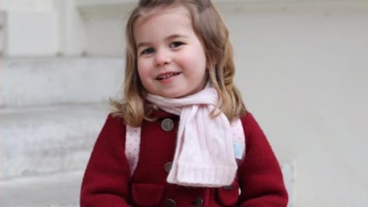 La princesse Charlotte, photographiée par sa mère, le jour de sa rentrée à l'école maternelle.