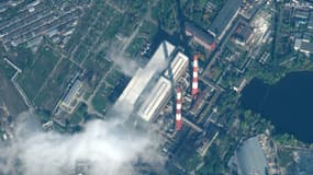 De la fumée au-dessus du transformateur énergétique Tets-5 à Kiev, en Ukraine, le 13 octobre 2022
