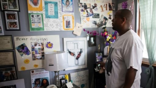 Un des rares à briser le silence est le père d'une des étudiantes assassinées, Robert Mickens. "Je n'ai pas peur. J'ai déjà connu ma plus grande frayeur: la perte de ma fille", dit cet homme de 40 ans, employé d'un foyer pour personnes â...
