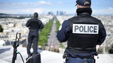 Des policiers sur l'Arc de Triomphe pour le défilé du 14 Juillet 2016 à Paris