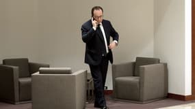 François Hollande au téléphone 