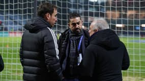 Le président de Bourgoin-Jallieu Djemal Kolver (au centre) lors du 8e de finale de Coupe de France face à Reims le 6 février 2025