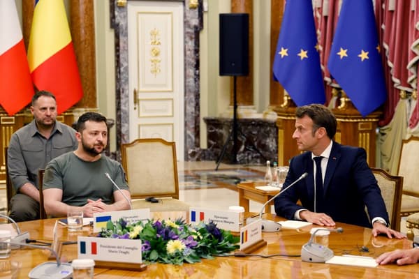 Emmanuel Macron et Volodymyr Zelensky dans le palais présidentiel ukrainien le jeudi 16 juin 2022 à l'occasion de la première visite du chef d'Etat français depuis le début de la guerre en Ukraine.