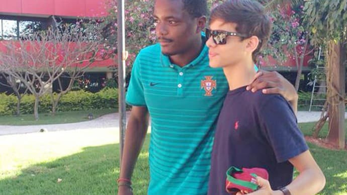Le jeune Leal avec William Carvalho Le jeune Leal avec William Carvalho