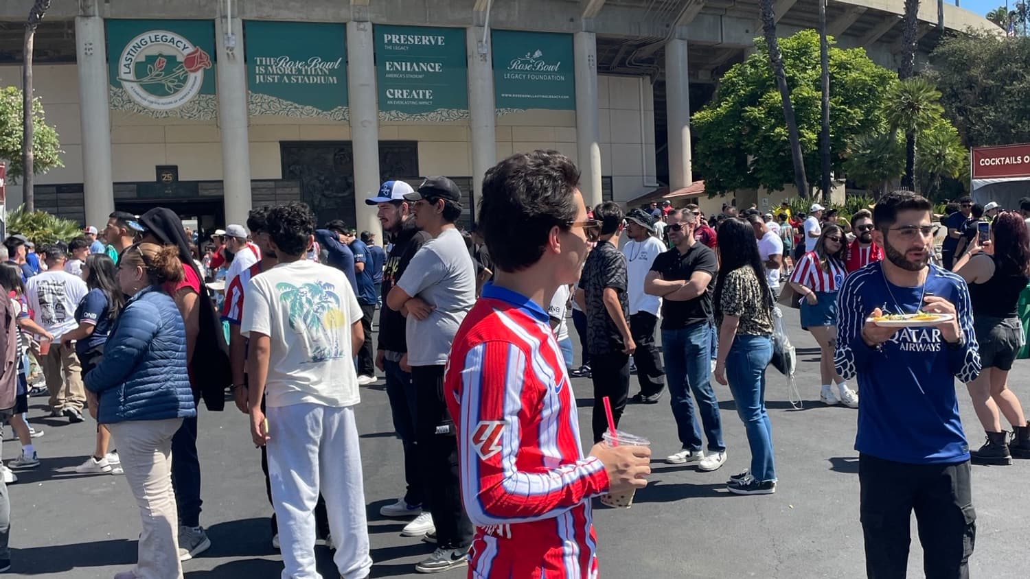 La foule se masse devant le Rose Bowl Stadium avant le match PSG-Atlético pour la Coupe du monde des clubs, 15 juin 2025