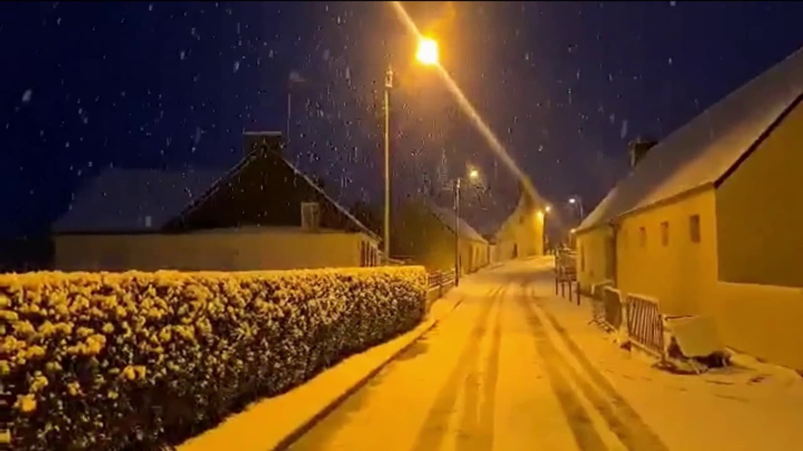 il tombe de la neige la nuit