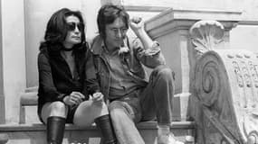 John Lennon et sa femme Yoko Ono posent pour les photographes le 17 mai 1971 à Cannes