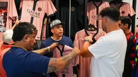 Des supporters du PSG dans une boutique à New York, le 12 juillet 2025.
