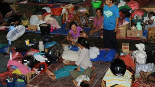 Des Balinais, évacués en raison de l'éruption du volcan du Mont Agung, installés dans un centre d'accueil, le 25 novembre 2017 à Klungkung, sur l'île indonésienne de Bali Des Balinais, évacués en raison de l'éruption du volcan du Mont Agung, installés dans un centre d'accueil, le 25 novembre 2017 à Klungkung, sur l'île indonésienne de Bali