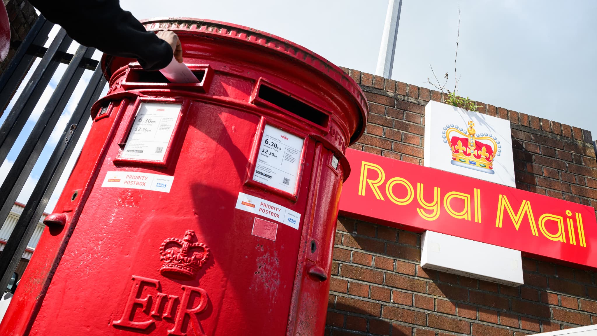 Des "millions de lettres prioritaires" livrées en retard: la poste britannique écope d'une amende de 24 millions d'euros pour ses défaillances massives