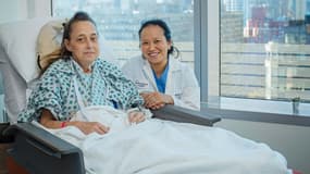 Cheryl Mehrkar, une Américaine de 57 ans, qui a bénéficié de la première double greffe de poumons entièrement robotisée, avec la chirurgienne Stephanie H. Chang, au NYU Langone Health Center de New York, publié le 21 novembre 2024