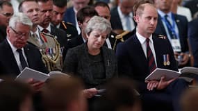 Theresa May et le prince William dans la cathédrale d'Amiens, aux côtés de l'ancien président allemand Joachim Gauck, le 8 août 2018.