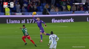 Alex Remiro commet une grosse erreur et écope d'un carton rouge, le 2 janvier 2024.