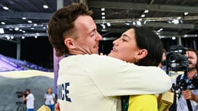 Romain Mahieu et Saya Sakakibara s'embrassent après leurs médailles en BMX Race, le 2 août 2024