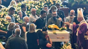 L'archevêque de Gênes Angelo Bagnasco bénit le 18 août 2018 les cercueils durant les funérailles d'Etat des victimes de l'effondrement du pont Morandi, le 14 août dernier. 