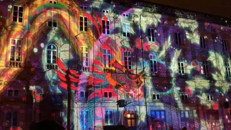 L'illumination "Le lapin dans la lune" sur la place des Terreaux à Lyon dans le cadre de la Fête des Lumières 2021.