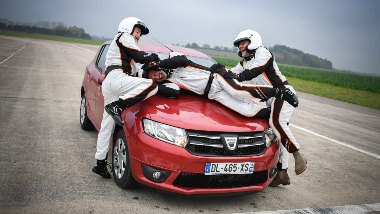 Quand Vincent Lagaf et Vincent Moscato font sa fête à Franck Leboeuf, c'est la Dacia Sandero qui trinque.