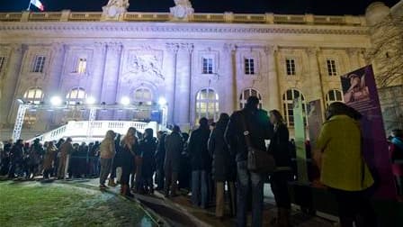 Le Grand Palais de Paris est exceptionnellement ouvert 24 heures sur 24 ce week-end -depuis vendredi 09h00 et jusqu'à lundi 21h00- à l'occasion de la fin de la rétrospective Claude Monet. Des milliers de personnes ont déjà bravé le froid et la fatigue, af