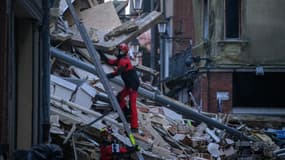 Un pompier en pleine intervention sur un immeuble de Toulouse, le 9 mars 2024 