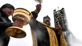 Un prêtre orthodoxe a béni la fusée Soyouz avant son décollage depuis le Kazakhstan.